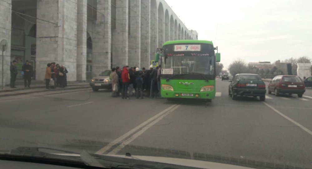 ДТП с участием автобуса произошло на площади Ала-Тоо