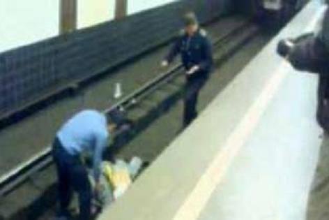 В московском метро сотрудник полиции и кыргызстанец прыгнули под поезд, чтобы спасти упавшую девушку