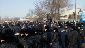 В селе Бурыл, на юге Казахстана начались массовые беспорядки на межнациональной почве
