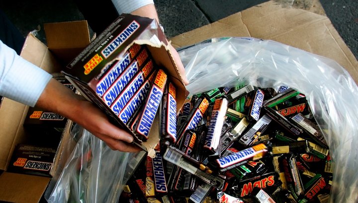В шоколадках Mars и Snickers нашли пластик