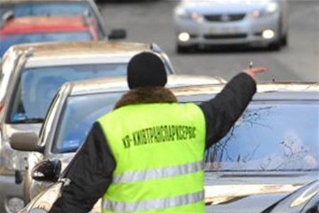 После отставки мэра К. Кулматова в городе появились парковщики