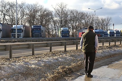 Кабмин Украины возобновил транзит российских фур и поручил их охрану полиции