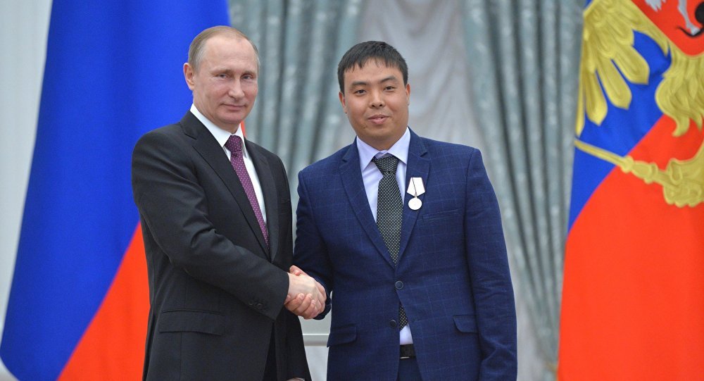 Владимир Путин лично вручил награду кыргызстанцу, спасшему девушку в метро