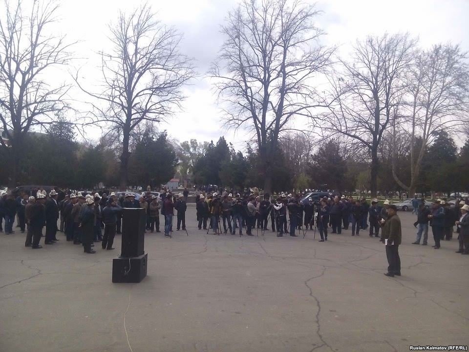 Давно уставший от митингов народ доказал в Джалал-Абаде, что не поддерживает оппозицию