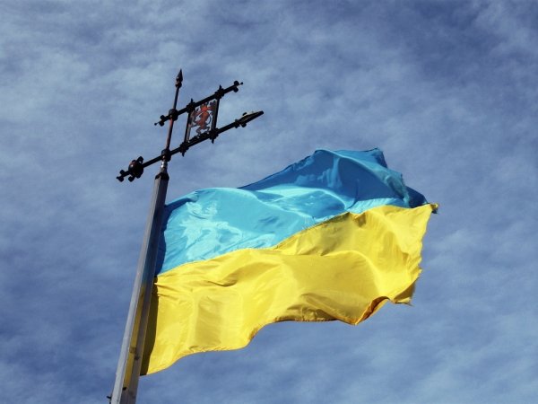 «Во имя фэншуй» - Порошенко просят изменить флаг Украины