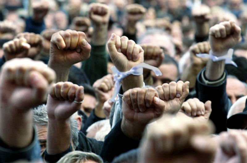 В Бишкеке инвалиды по слуху и зрению вышли на акцию протеста к «Белому дому»