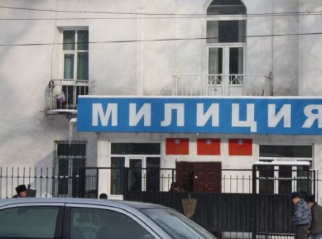 В Оше пьяная девушка избила милиционера