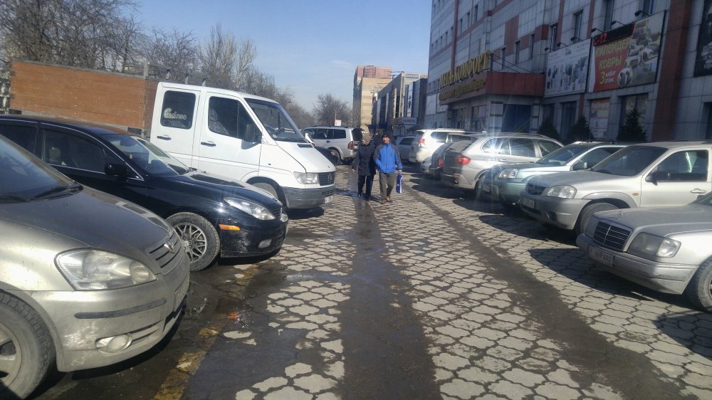 Мэрия Бишкека дала разъяснение по ситуации с парковками и стоянками