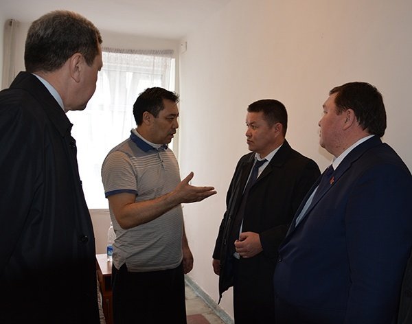 Депутаты ЖК навестили Садыра Жапарова и узнали о его самочувствии