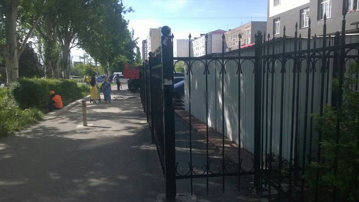 Демонтировано ограждение многоэтажки, установленное на тротуаре на Токомбаева-Куттубаева