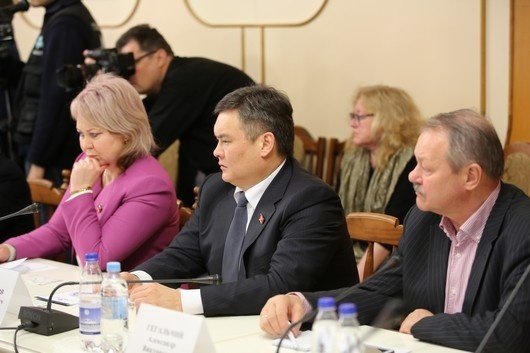Президентом Украины П. Порошенко введены санкции по отношению к депутатам Жогорку Кенеша Кыргызской Республики И. Карамушкиной и М. Аманкулову