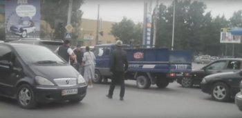 Сотрудниками милиции задержаны автолюбители, устроившие драку на проезжей части в Бишкеке