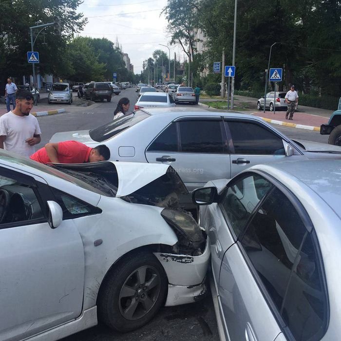 В течение часа произошло 2 ДТП с участием 6 машин из-за неисправности светофоров на перекрестке Манаса-Боконбаева