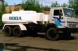 Жителям новостроек доставляют воду автоцистернами