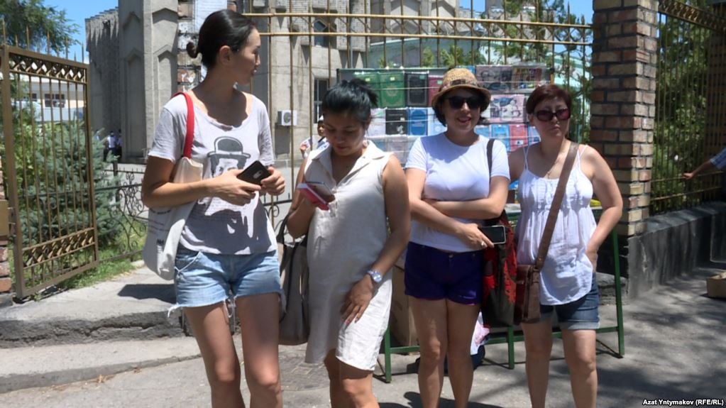 Бишкекские активистки провели акцию под лозунгом “Не указывать нам, как одеваться"