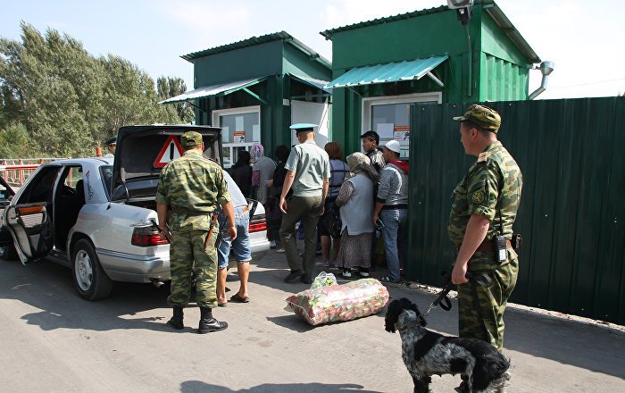 Иностранцы в Кыргызстане жалуются на поборы пограничников
