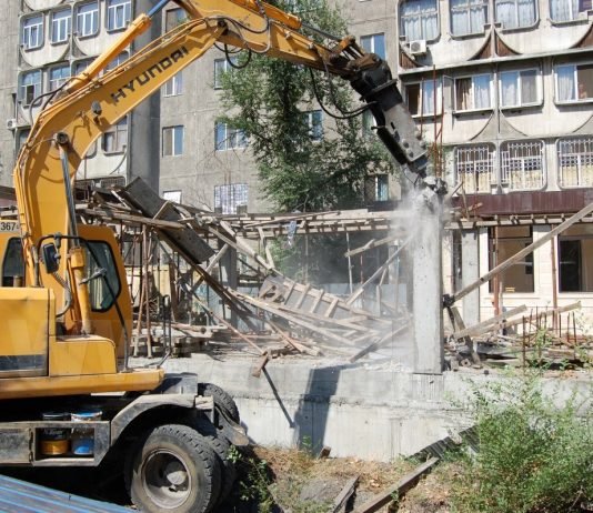 Мэрию Бишкека обязали сносить даже бесхозные самовольные постройки в городе