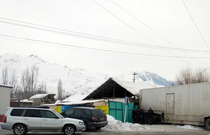 Грузовая машина, направлявшаяся из Бишкека в Китай, врезалась в один из домов в городе Нарын