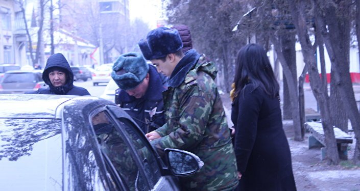 В Бишкеке начались рейды по выявлению авто с незаконной тонировкой